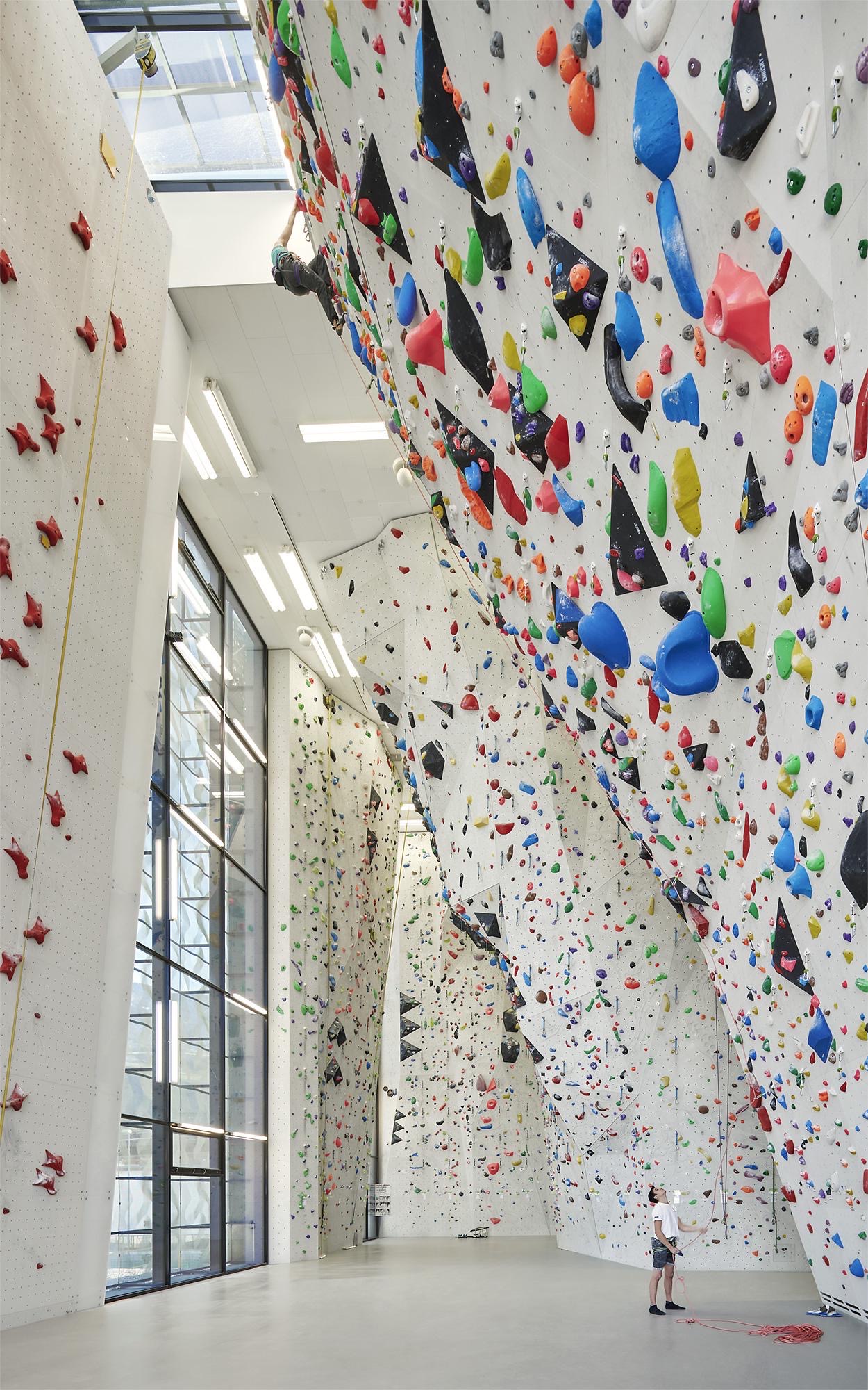 Überhängende Wand unter dem Glasdach