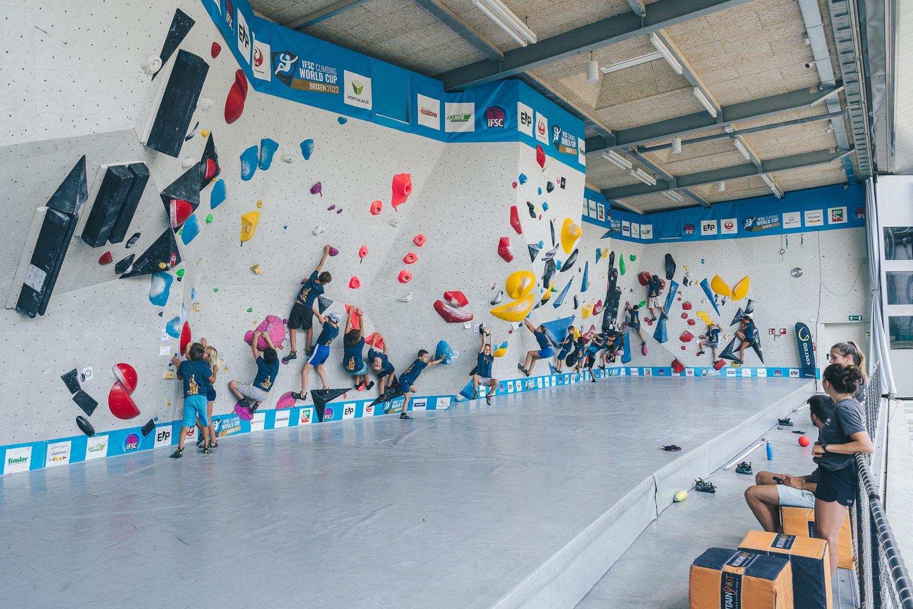 Boulderhalle der Vertikale mit vielen Kletternden
