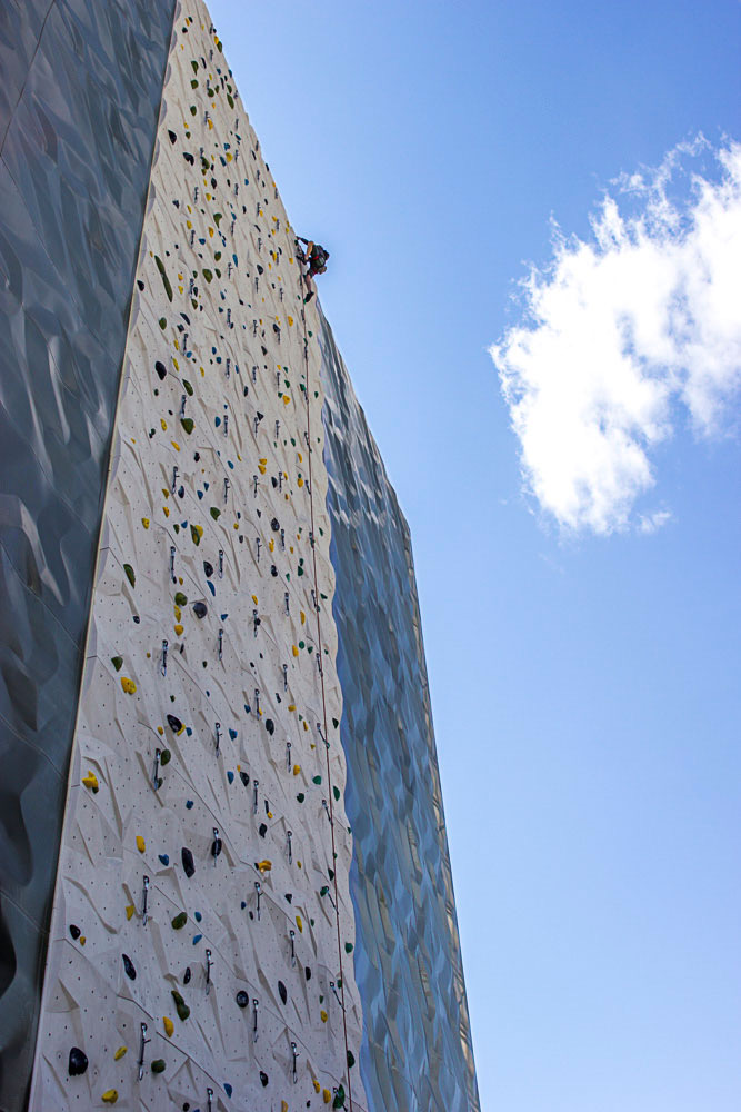 Kletterturm der Vertikale vor blauem Himmel