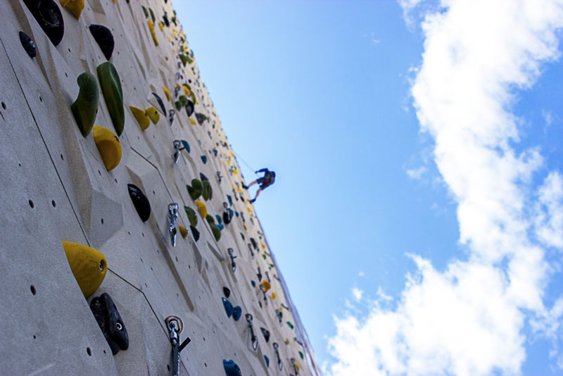Klettern am Turm unter freiem Himmel